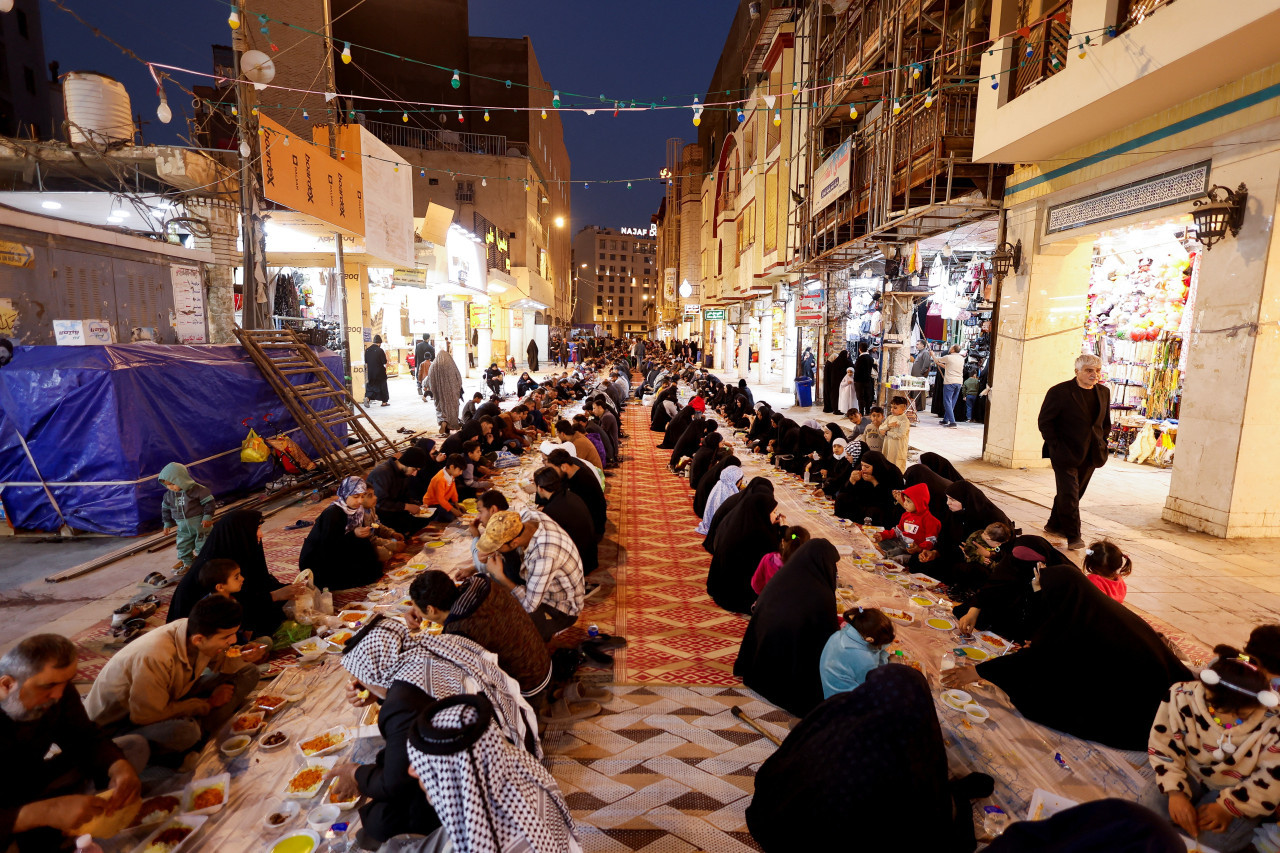 Los musulmanes iraquíes se reúnen para romper el ayuno. Foto: Reuters/Alaa Al-Marjani