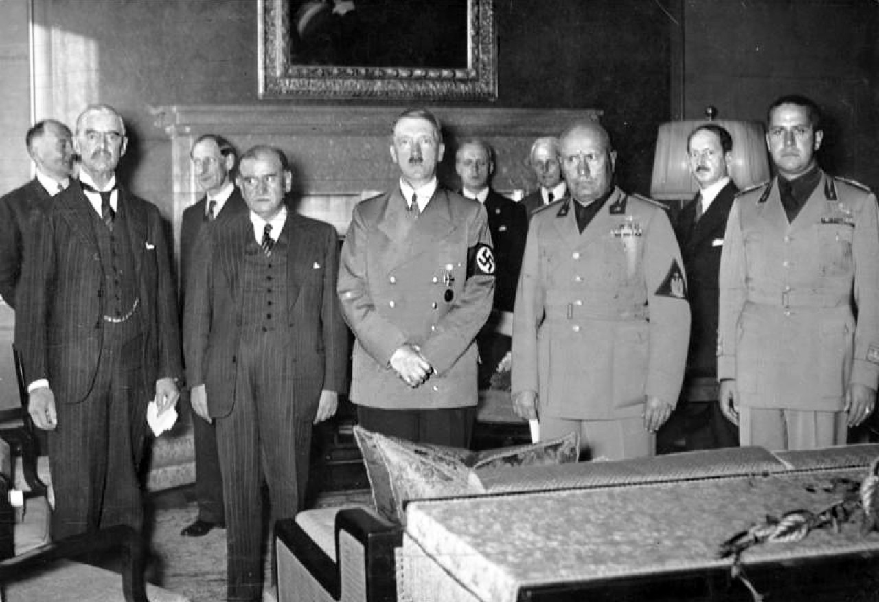 Arthur Neville Chamberlain, Edouard Daladier, Hitler, Mussolini, y Ciano fotografiados antes de firmar los Acuerdos de Múnich. Foto: Archivo Federal Alemán