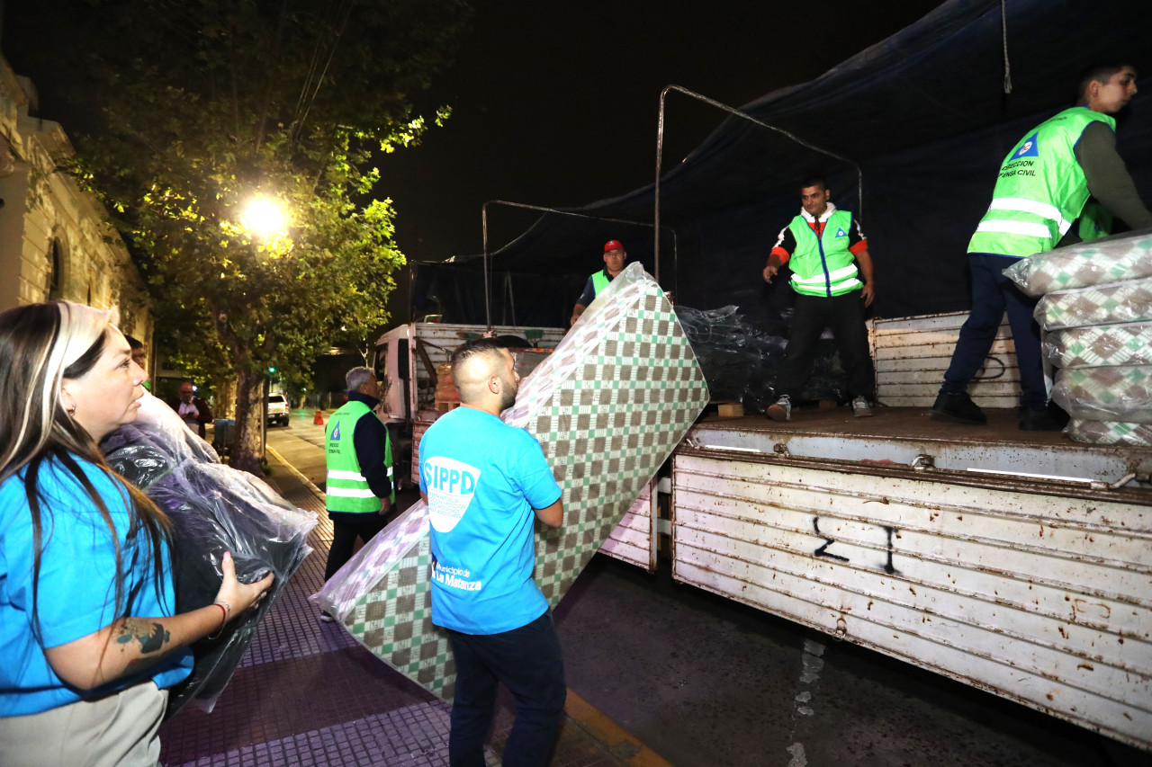 Ayuda del municipio  y los vecinos de La Matanza para los afectados por el temporal en Bahía Blanca. Foto: Prensa.