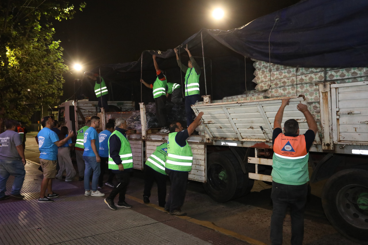 Ayuda del municipio  y los vecinos de La Matanza para los afectados por el temporal en Bahía Blanca. Foto: Prensa.