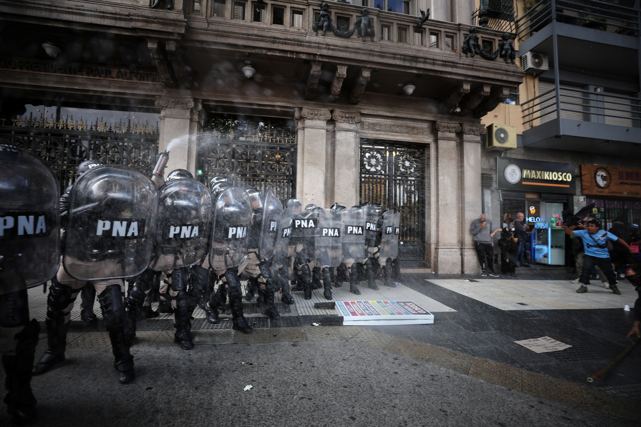 Incidentes en la marcha de los jubilados en las inmediaciones del Congreso. Foto: REUTERS.