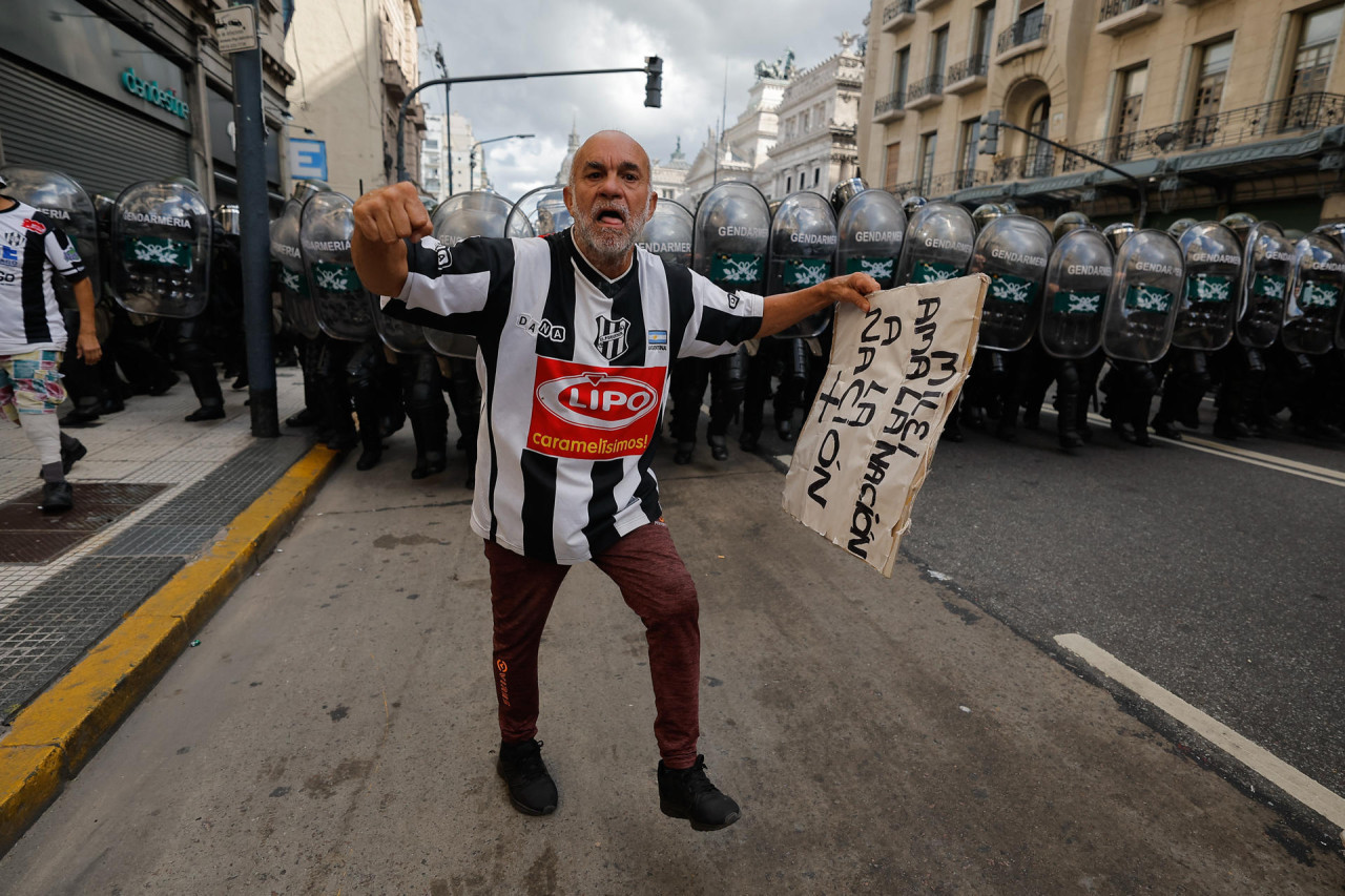 Hinchas de fútbol en la marcha de jubilados en el Congreso. Foto: EFE.