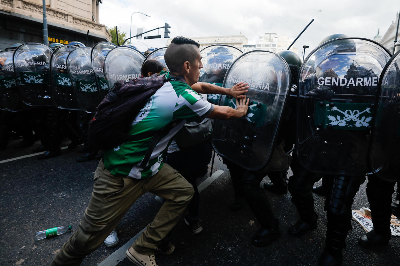 Hinchas de fútbol en la marcha de jubilados en el Congreso. Foto: EFE.