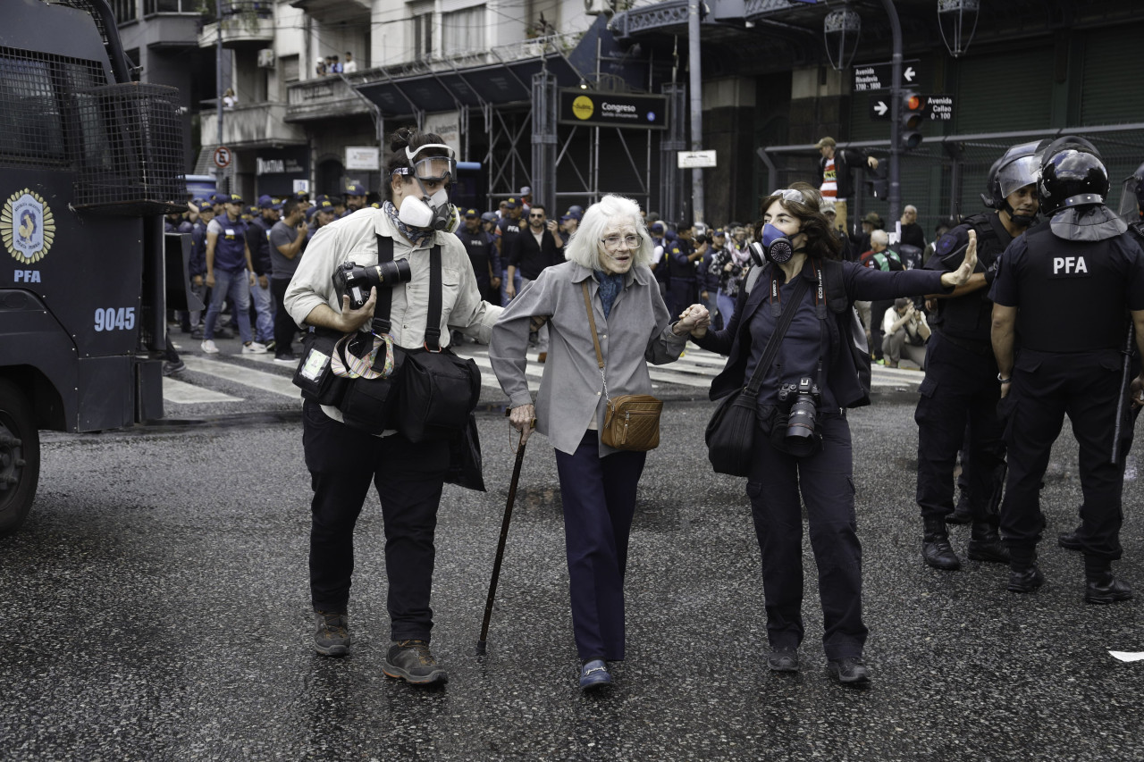 Enfrentamientos entre manifestantes y policías durante la protesta de los jubilados. Foto: NA/Damián Dopacio