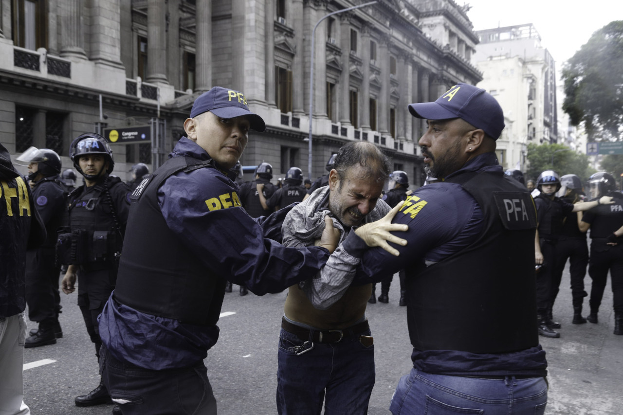 Enfrentamientos entre manifestantes y policías durante la protesta de los jubilados. Foto: NA/Damián Dopacio