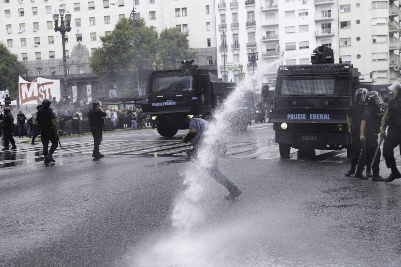 Enfrentamientos entre manifestantes y policías durante la protesta de los jubilados. Foto: NA/Damián Dopacio