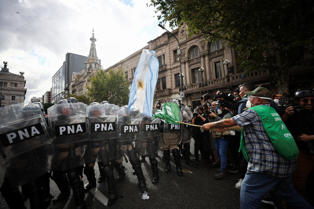 Enfrentamientos en la Ciudad de Buenos Aires. Foto: Reuters/Agustin Marcarian