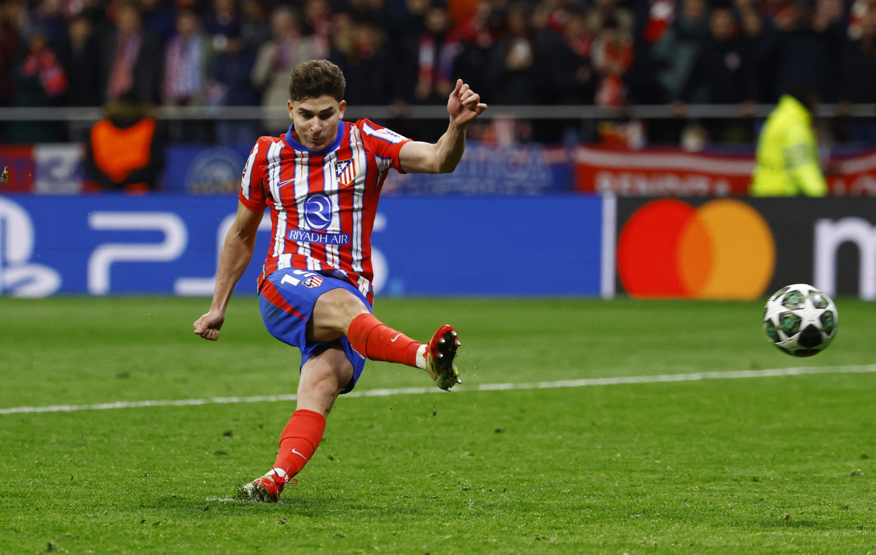 El penal anulado a Julián Álvarez. Foto: Reuters/Susana Vera