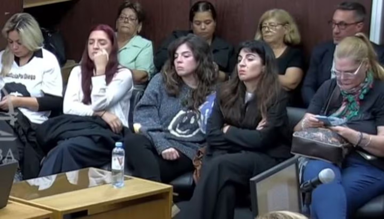 Dalma y Gianinna Maradona en la primera audiencia por el juicio por la muerte de Diego. Foto: captura YouTube/Suprema Corte de Justicia Provincia de Buenos Aires