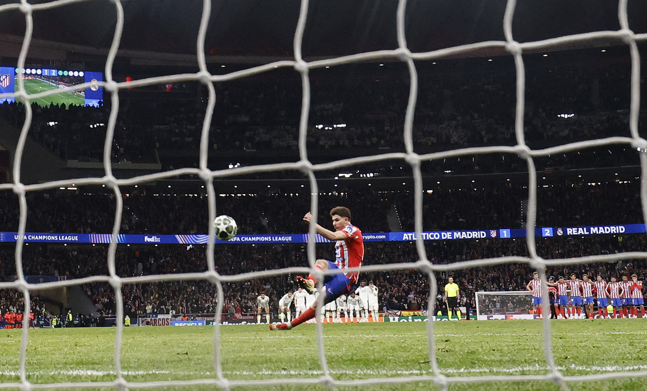 El polémico penal de Julián Álvarez. Foto: Reuters