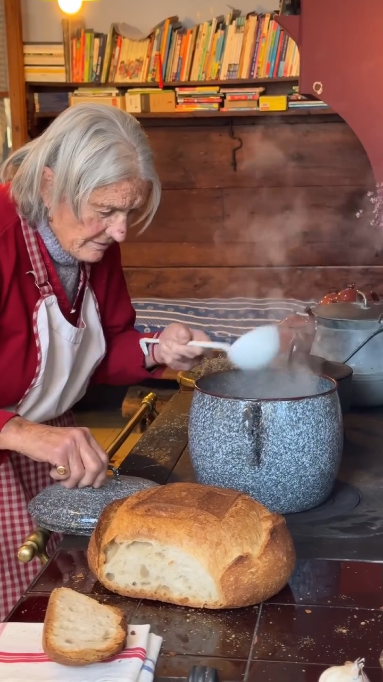 Una abuela catalana revela cuál es la sopa de la longevidad. Fuente: Captura.