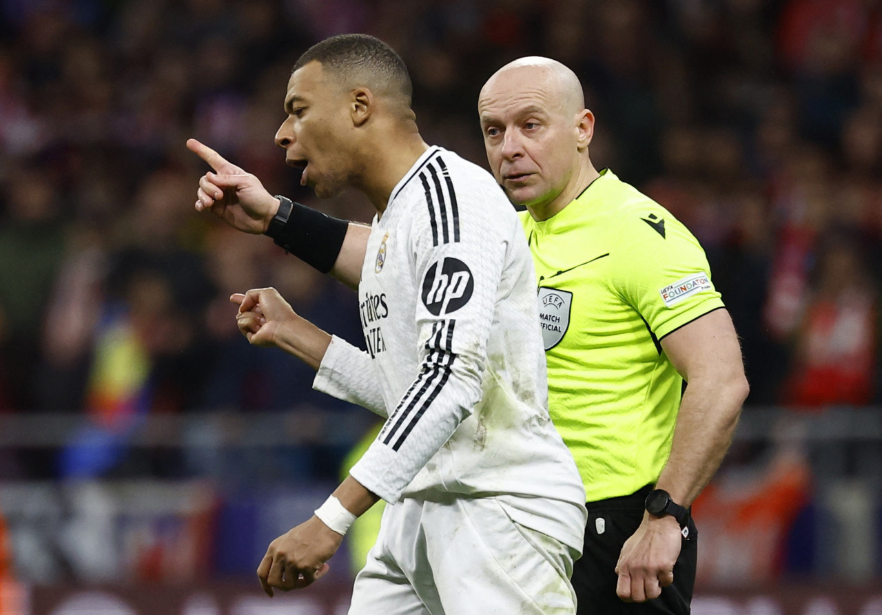 Szymon Marciniak en el partido entre Atlético de Madrid y Real Madrid por la Champions League. Foto: REUTERS.