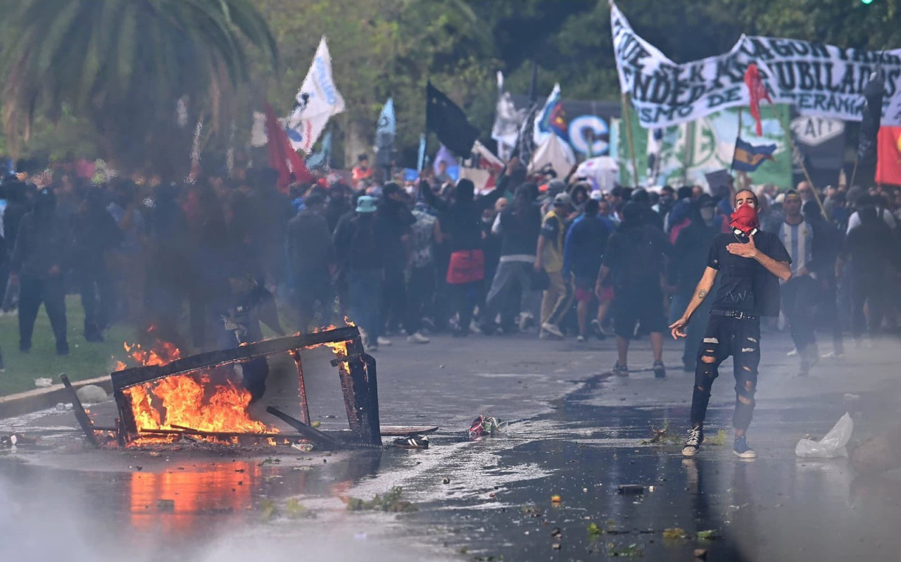 Incidentes entre manifestantes y la policía en la marcha por los jubilados. Foto: X @jorgemacri