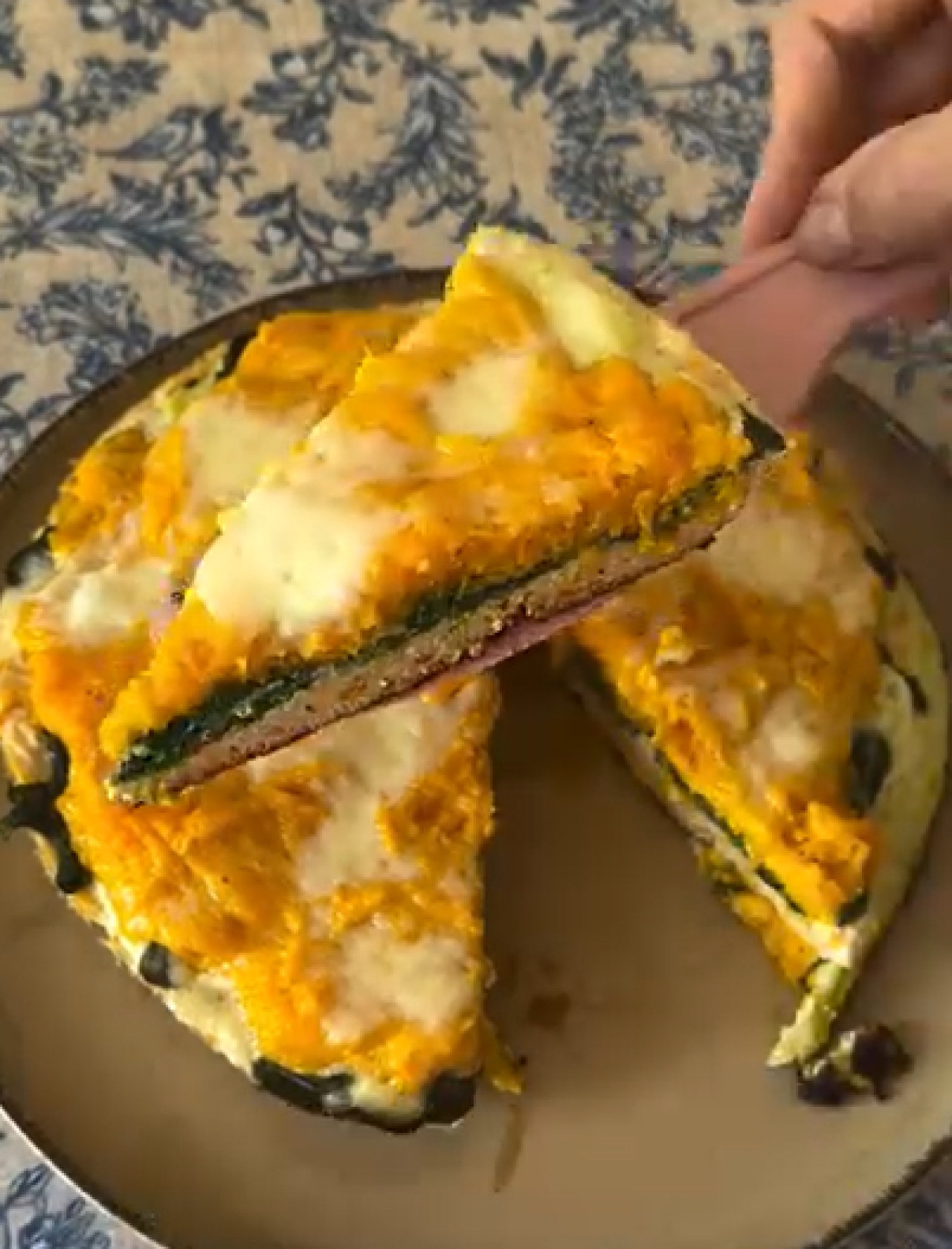 Tarta de calabaza y espinaca en masa de pechuga de pollo. Foto captura Instagram @agusalda.nutri