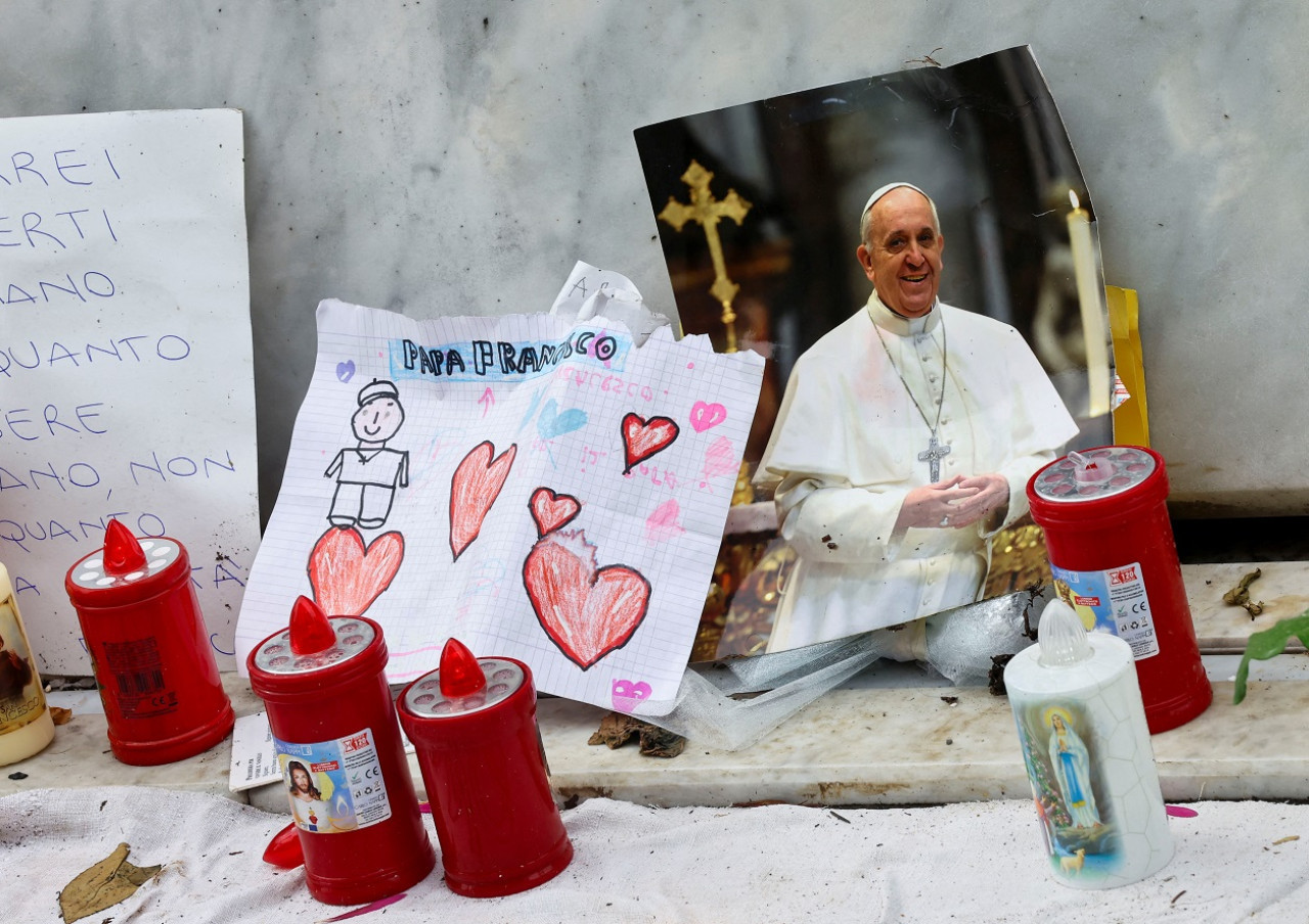 El papa Francisco está internado en el hospital Gemelli de Roma. Foto: Reuters/Ciro De Luca