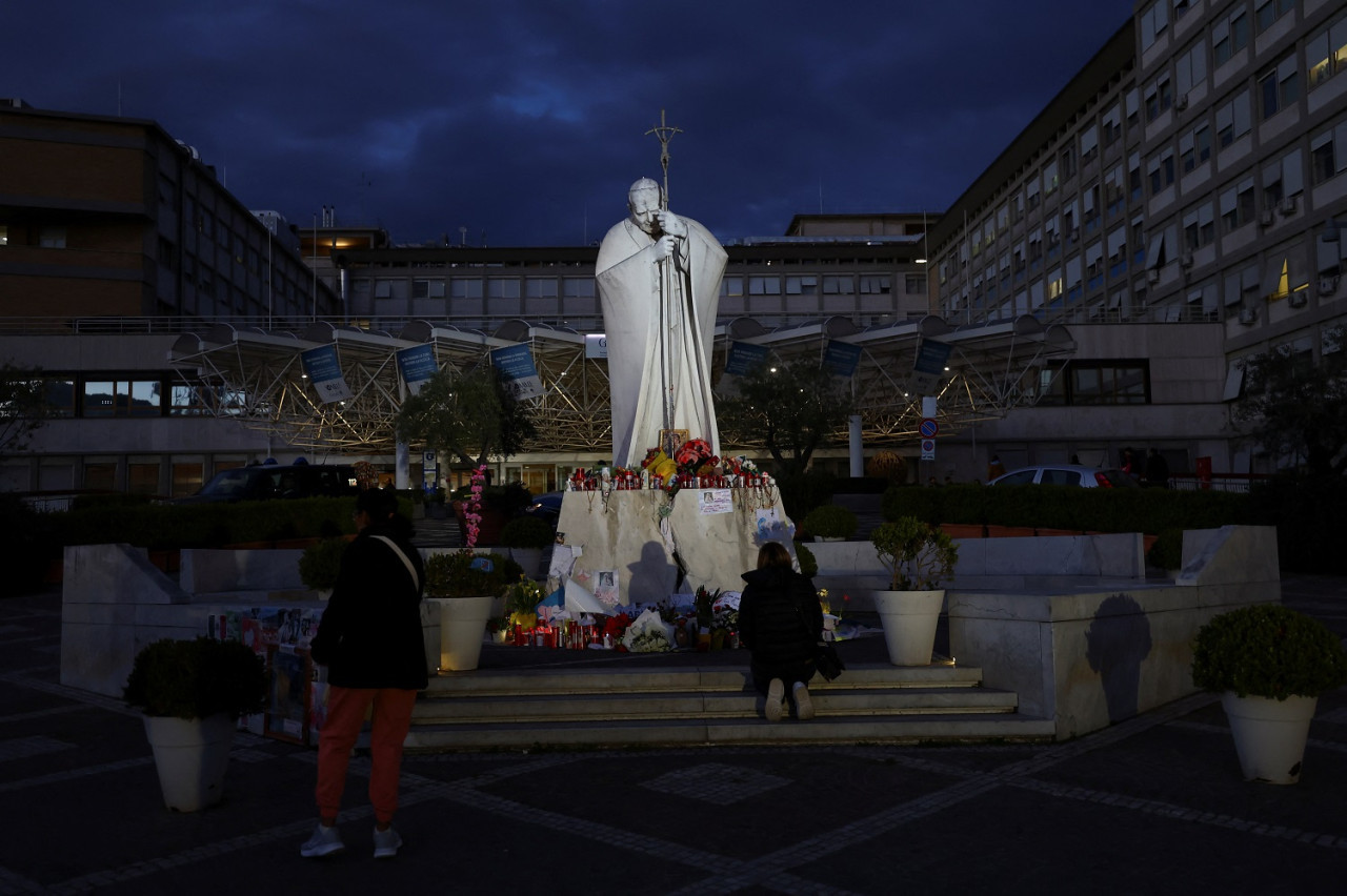 El papa Francisco está internado en el hospital Gemelli de Roma. Foto: Reuters/Ciro De Luca