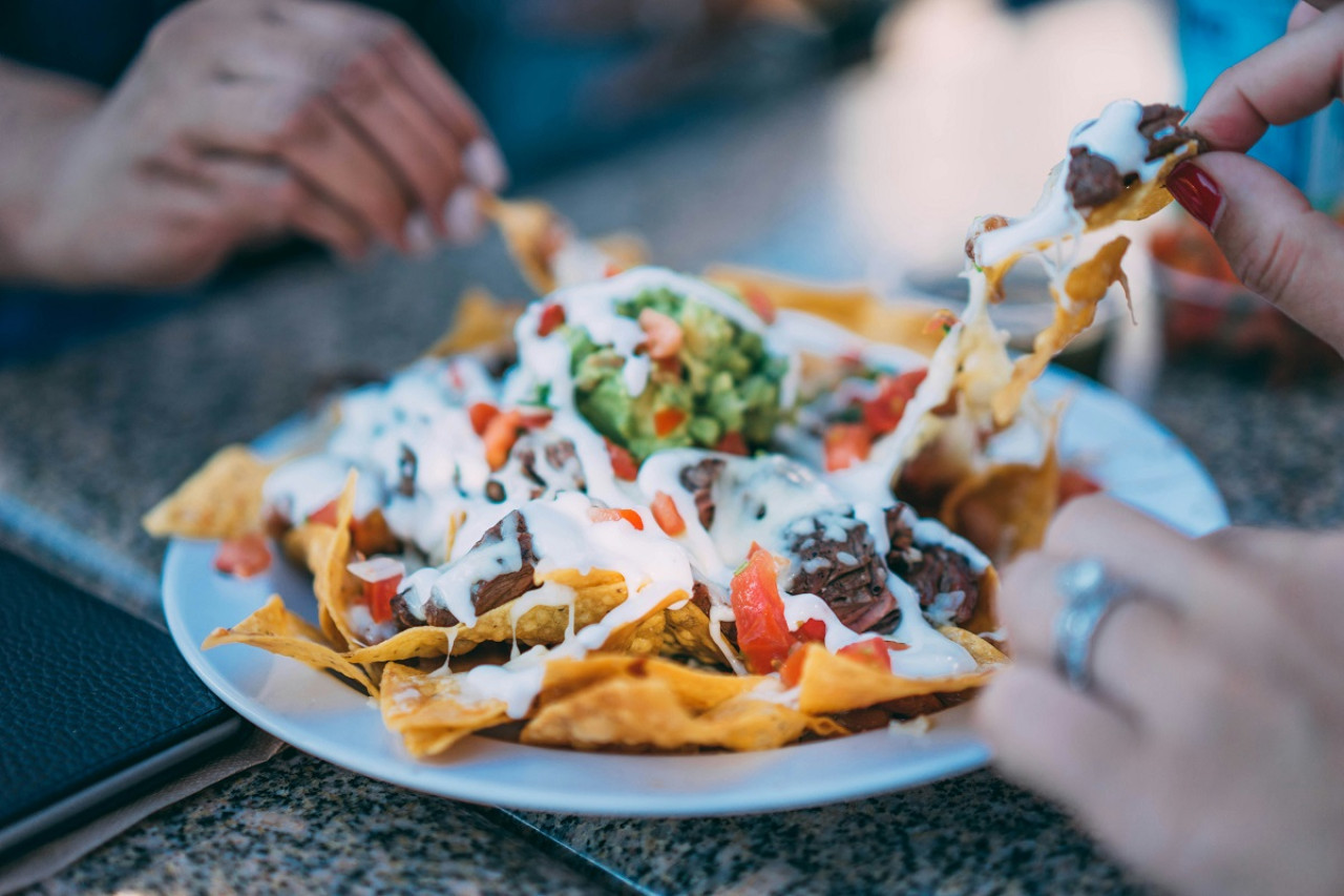 Comida mexicana; nachos; guacamole. Foto: Unsplash.