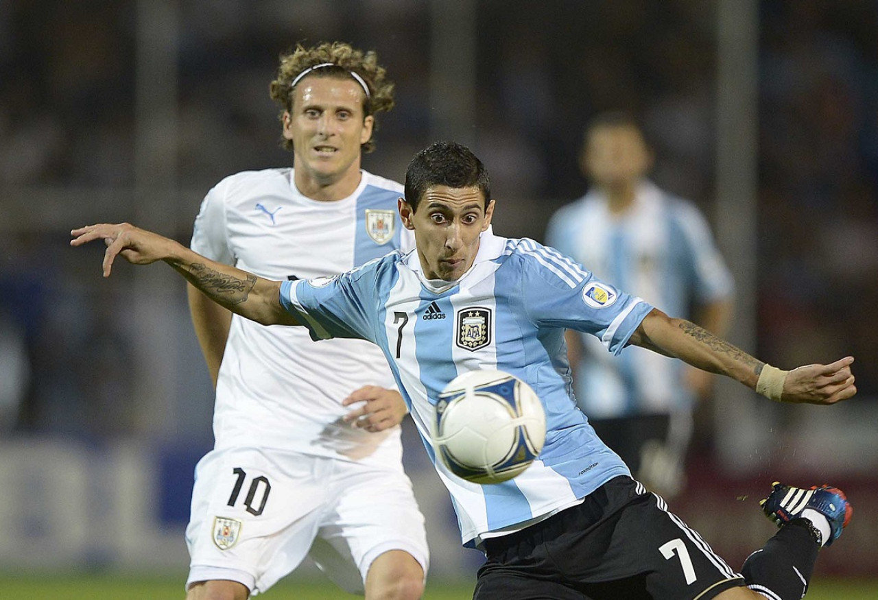 Diego Forlán llenó de elogios a Ángel Di María. Foto: NA (Juan Mabromata)