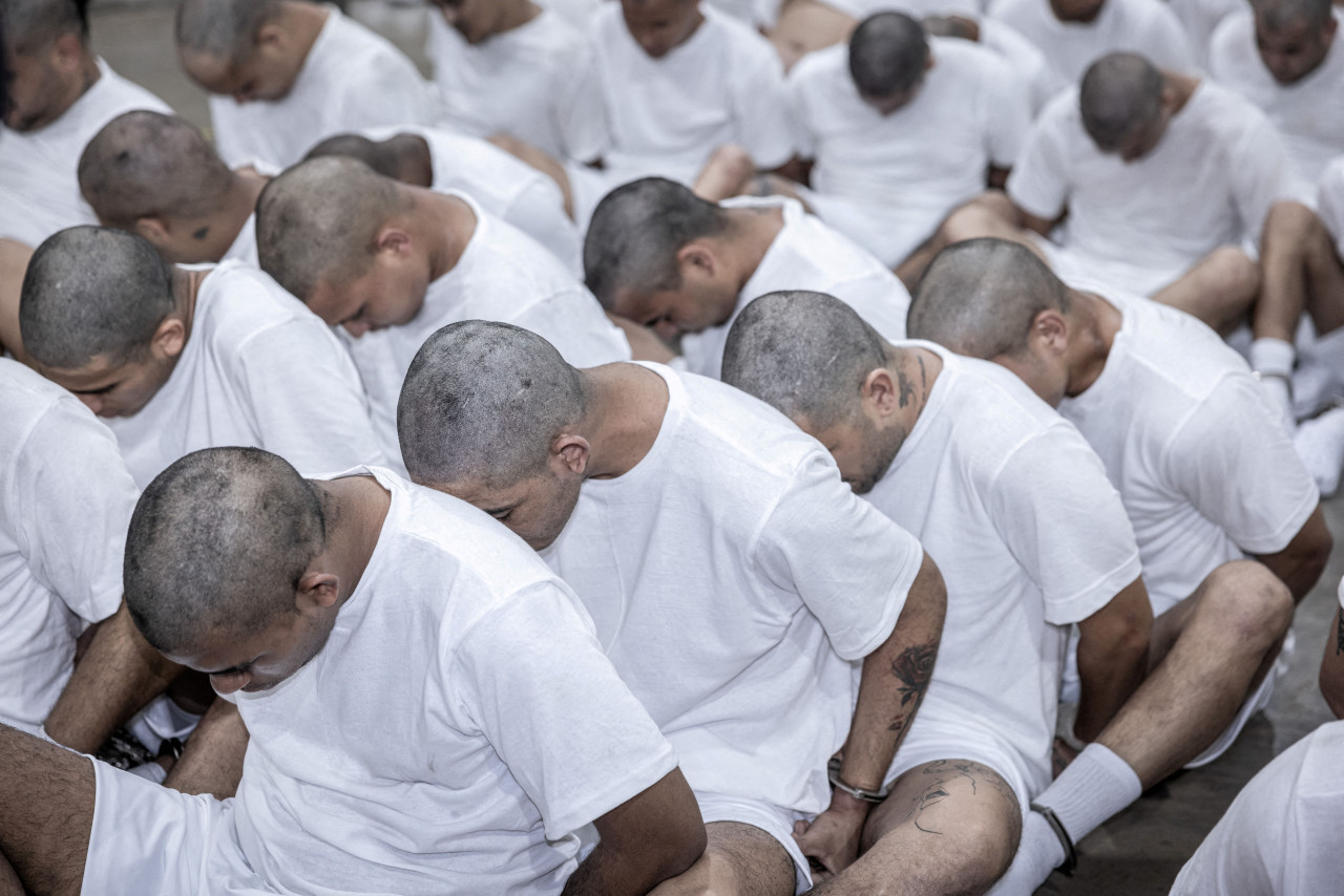 Miembros del Tren de Aragua en una cárcel de El Salvador. Foto: Reuters.