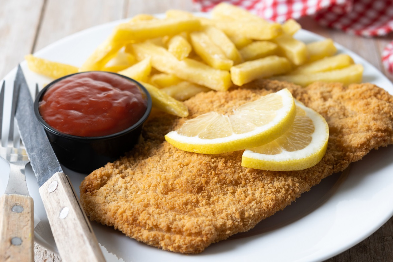 Milanesa; papas fritas; comida. Foto: Freepik.