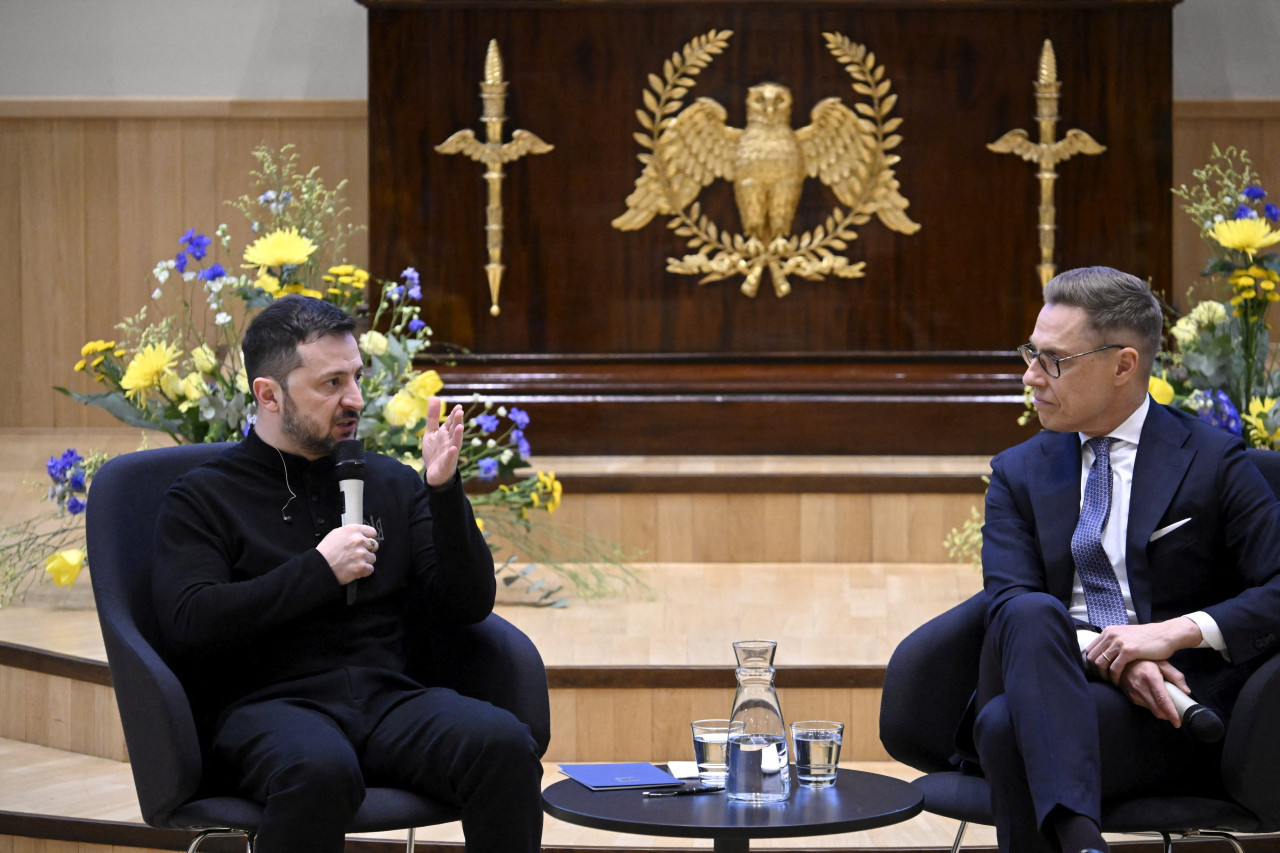 El presidente de Ucrania junto a su par de Finlandia, Alexander Stubb. Foto: Reuters/Markku Ulander.