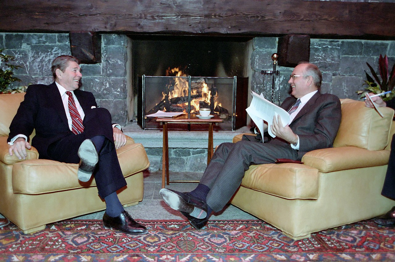 El presidente de EEUU Ronald Reagan y el secretario general soviético Gorbachov en la Primera Cumbre en Ginebra, Suiza. Foto: Colección fotográfica de la Casa Blanca