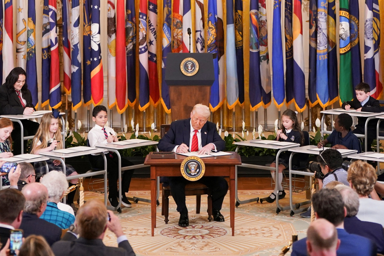 Donald Trump desmantela casi por completo el Departamento de Educación. Foto: Reuters/Nathan Howard