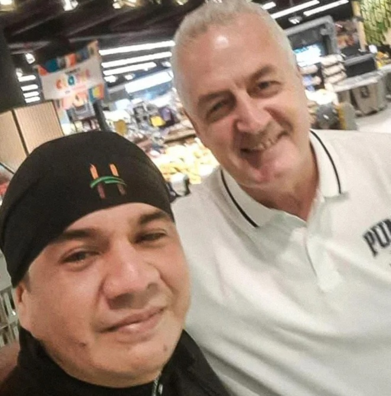 Gustavo Alfaro junto a repositor de supermercado en Paraguay. Foto: NA.