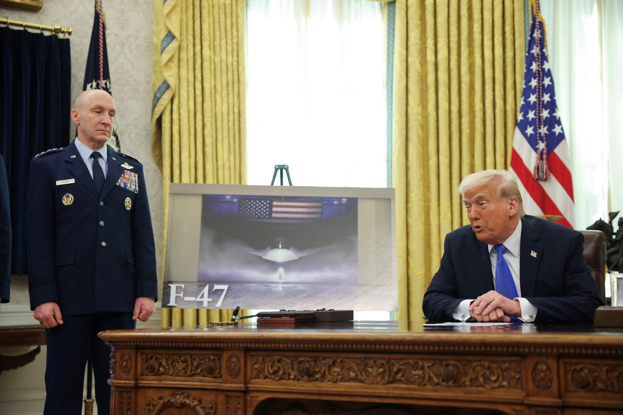 Donald Trump presentó el nuevo avión supersónico Boeing F-47. Foto: Reuters/Carlos Barria