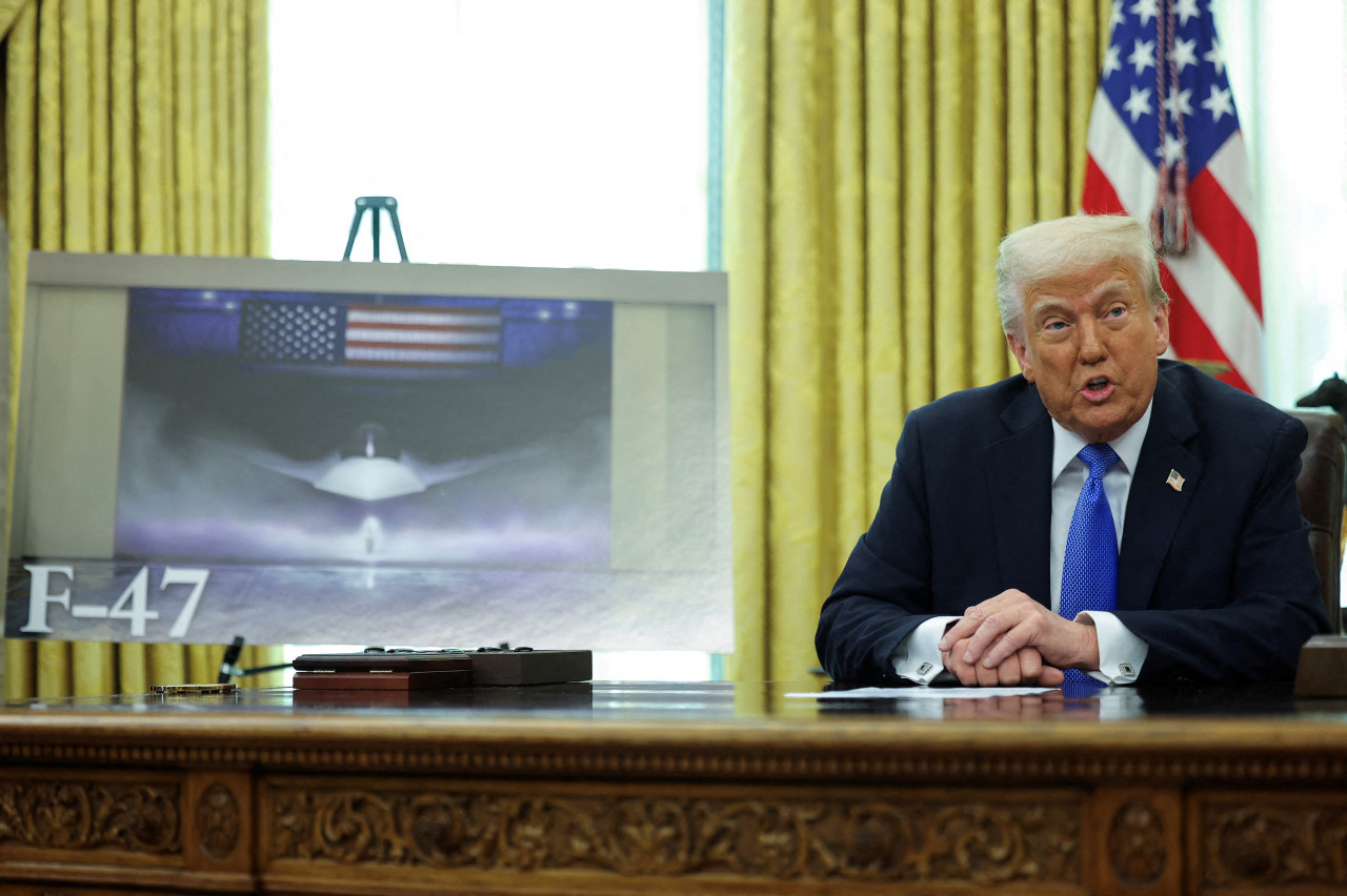 Donald Trump presentó el nuevo avión supersónico Boeing F-47. Foto: Reuters/Carlos Barria