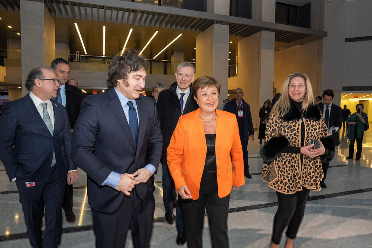 Javier Milei con Kristalina Georgieva, directora del FMI. Foto: Presidencia