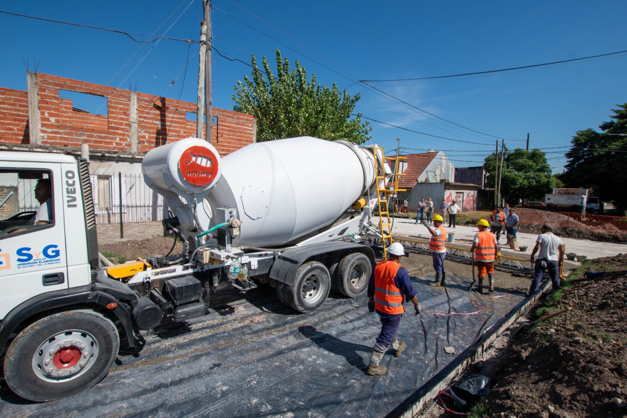 Andrés Watson supervisó los avances en las labores de pavimentación en San Eduardo