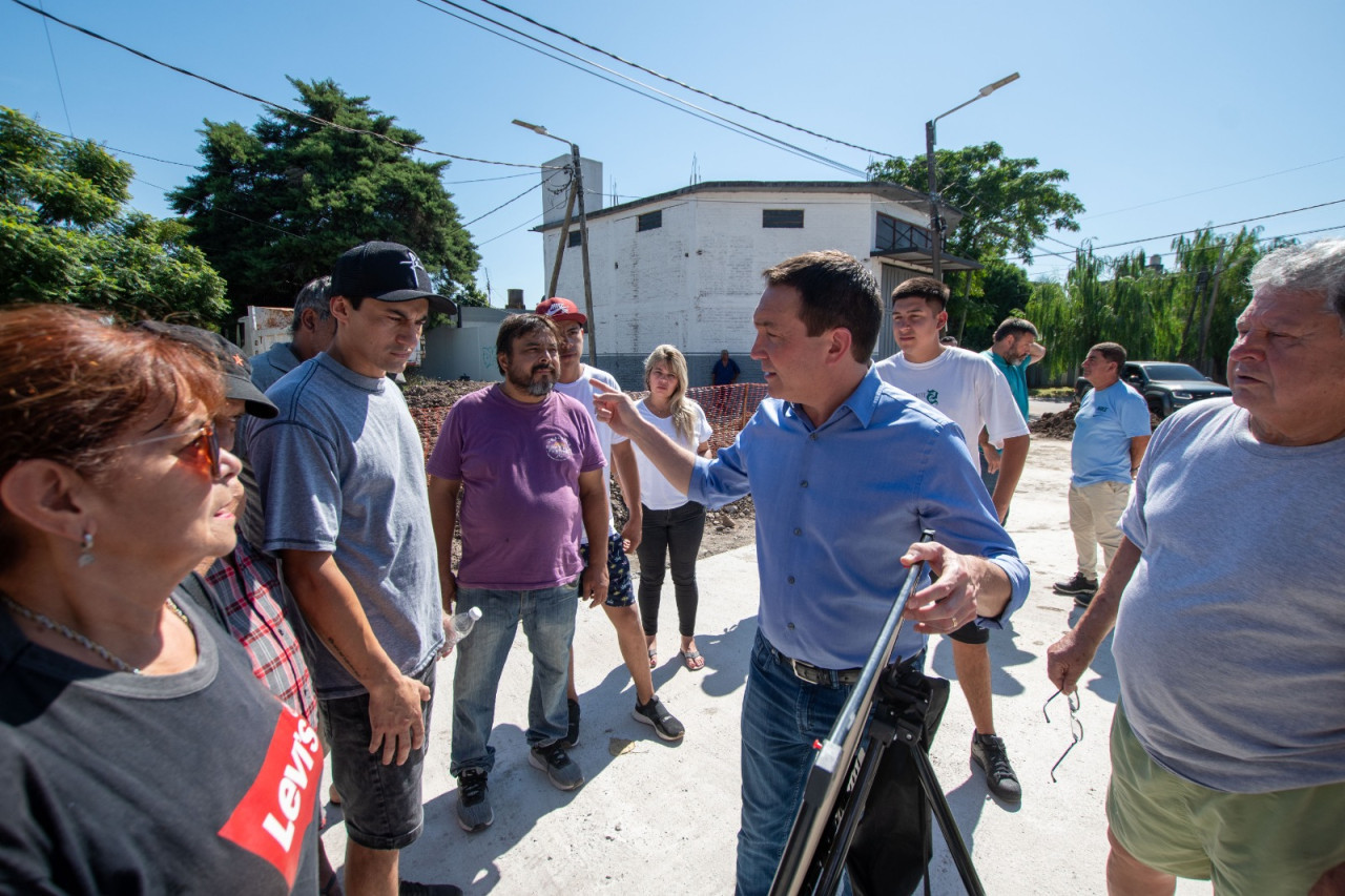 Andrés Watson supervisó los avances en las labores de pavimentación en San Eduardo