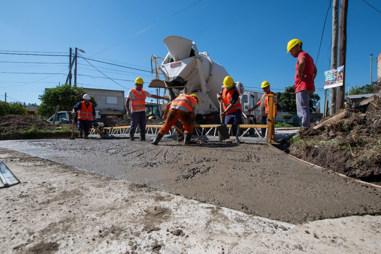 Andrés Watson supervisó los avances en las labores de pavimentación en San Eduardo