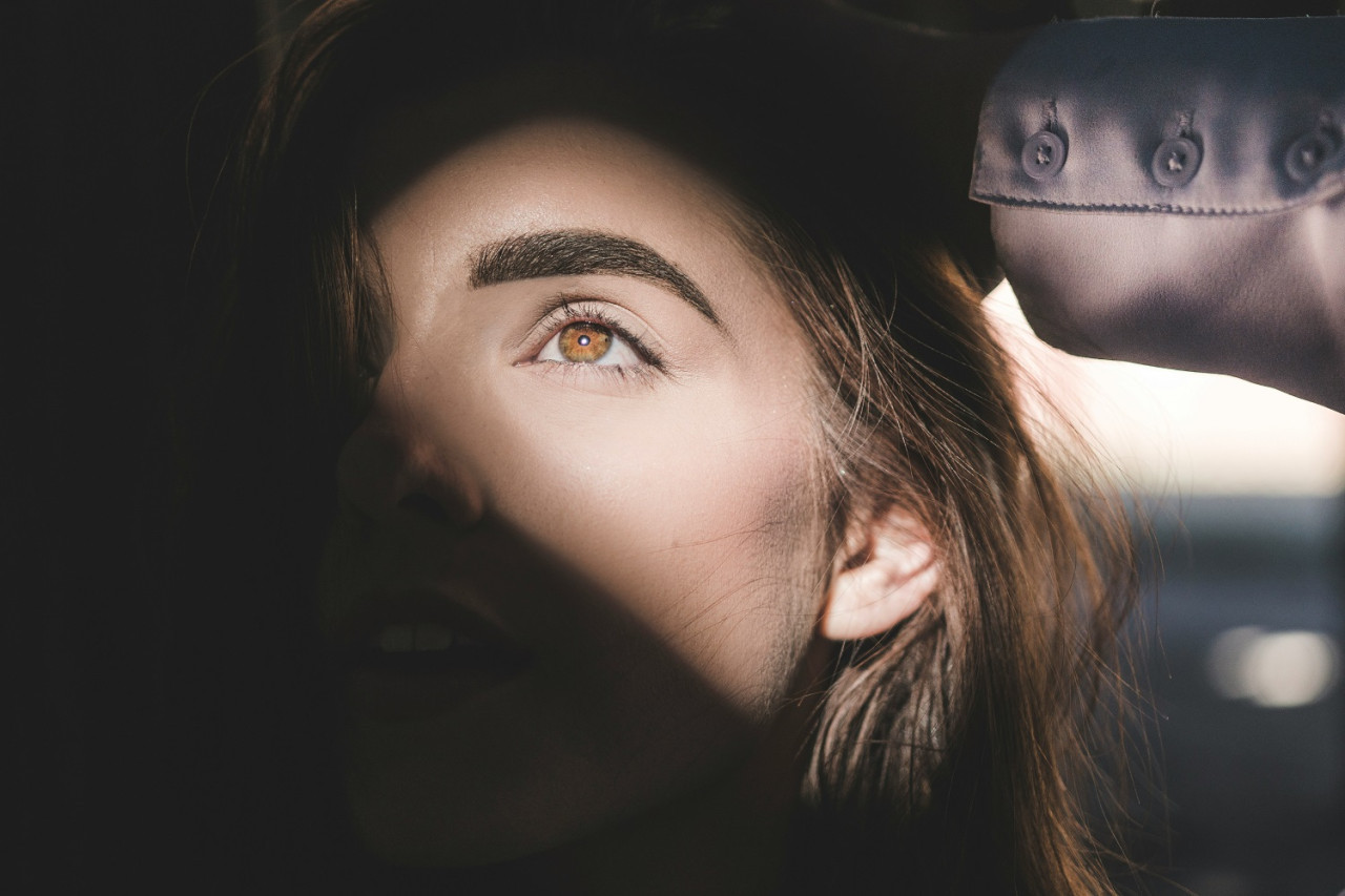 La nueva tendencia en cejas para 2025. Foto: Unsplash