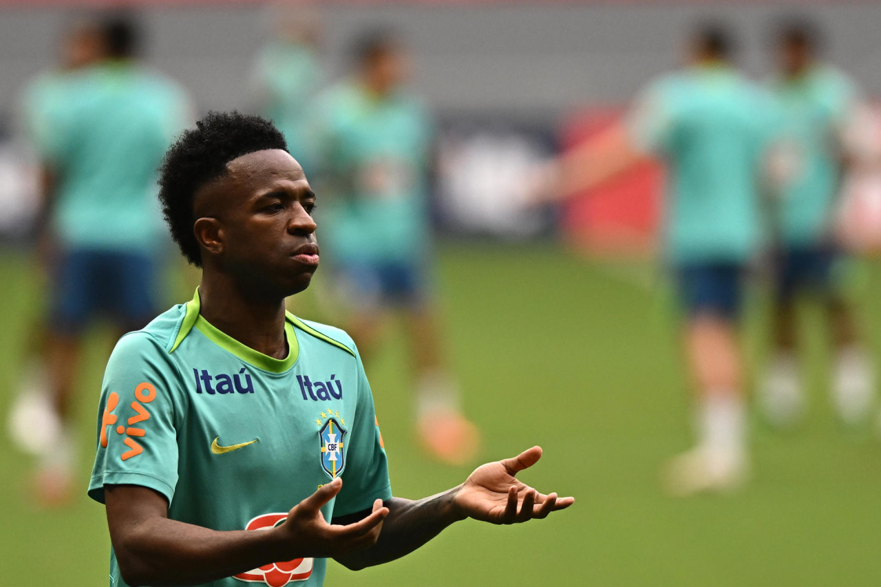 Vinícius Júnior reza en el entrenamiento de Brasil. Foto: EFE