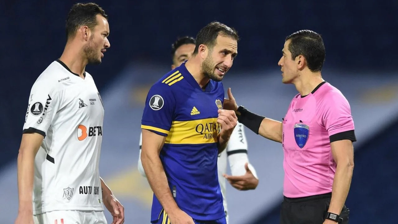 El árbitro Andrés Rojas tuvo un polémico arbitraje entre Boca Juniors y Atlético Mineiro, en 2021. Foto: NA.